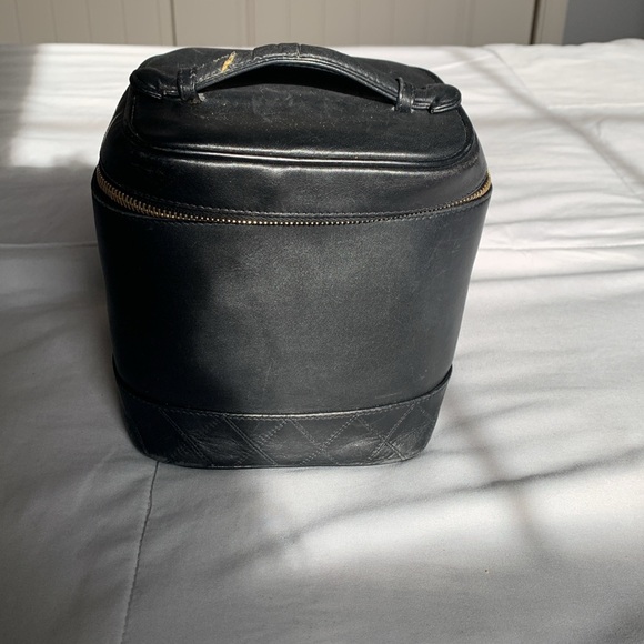 COPY - Authentic Chanel vanity case. Can make it into a handbag. - Picture 2 of 12